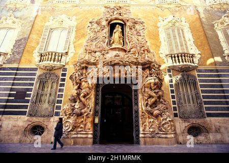 Die Architektur und Details im Palacio del Marques de dos Aquas in der Stadt Valencia in Spanien. Spanien, Valencia, Oktober 2004 Stockfoto