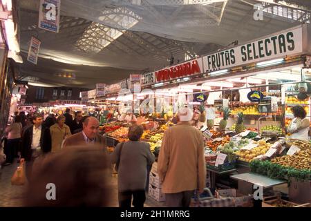 Die Markthalle des Mercat de Colon oder Columbus-Markt in der Stadt Valencia in Spanien. Spanien, Valencia, Oktober 2004 Stockfoto