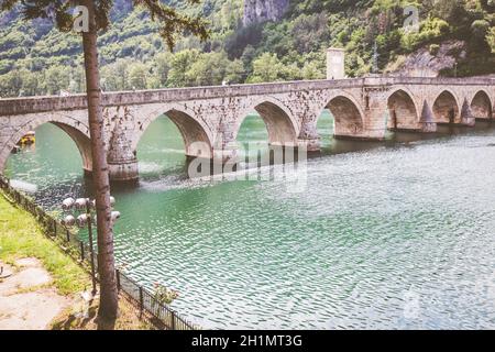 Historische Brücke über den Fluss Drina, Touristenattraktion, die Mehmed Paša Sokolovic Brücke in Višegrad, Bosnien und Herzegowina. Stockfoto