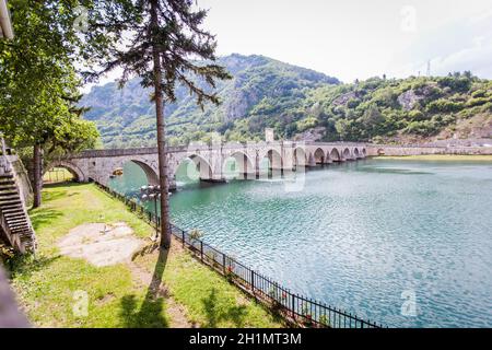 Historische Brücke über den Fluss Drina, Touristenattraktion, die Mehmed Paša Sokolovic Brücke in Višegrad, Bosnien und Herzegowina. Stockfoto