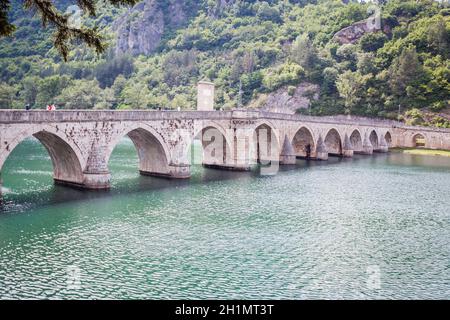 Historische Brücke über den Fluss Drina, Touristenattraktion, die Mehmed Paša Sokolovic Brücke in Višegrad, Bosnien und Herzegowina. Stockfoto