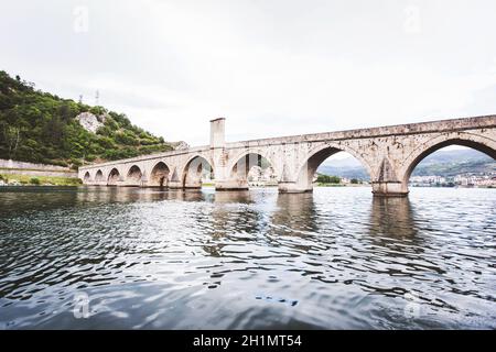 Historische Brücke über den Fluss Drina, Touristenattraktion, die Mehmed Paša Sokolovic Brücke in Višegrad, Bosnien und Herzegowina. Stockfoto