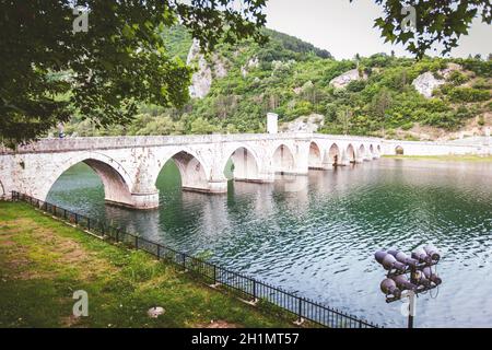 Historische Brücke über den Fluss Drina, Touristenattraktion, die Mehmed Paša Sokolovic Brücke in Višegrad, Bosnien und Herzegowina. Stockfoto