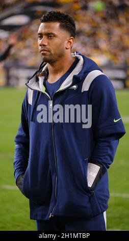 Pittsburgh, PA, USA. Oktober 2021. Russell Wilson während des Spiels Pittsburgh Steelers gegen Seattle Seahawks im Heinz Field in Pittsburgh, PA. Jason Pohuski/CSM/Alamy Live News Stockfoto