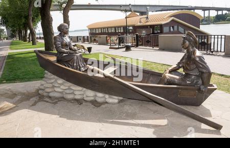 ROSTOW-AM-DON, RUSSLAND-AUGUST 24 - Skulptur Kosaken und seine Frau am Ufer in Rostow-am-Don am 24. August 2013 in Rostow-am-Don Stockfoto