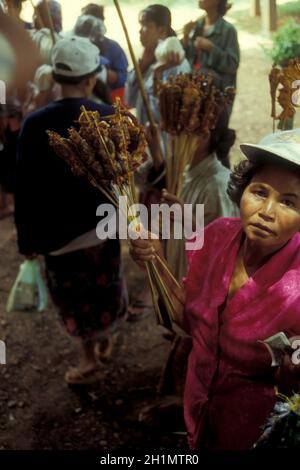 Menschen verkaufen Essen am Busbahnhof in der Stadt Pakse in der Provinz Champasak in Lao im Süden von Lao. Lao, Pakse, Juli 1996 Stockfoto