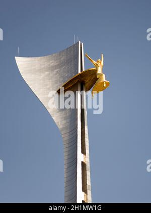 Rostow am Don,Russland-Oktober 13,2013:die Gedenkstele "Krieger-Befreier von Rostow am Don vor den Nazis". Auf den 72 Meter hohen wabenden Zwillingen Stockfoto