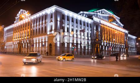 Rostow-am-Don,Russland-November 30,2013:Bau der Bank von Russland beleuchtet dekorative Beleuchtung.in der Nähe des Gebäudes sind Fußgänger und Fahrzeuge unterwegs Stockfoto