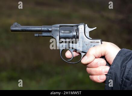 Pistole Nagant Revolver in Hand gangster Stockfoto