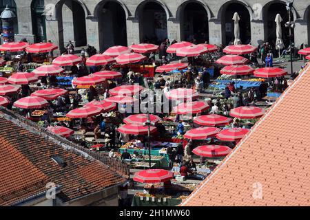 Luftaufnahme der Dolac-markt mit Sonnenschirmen und frisches Obst und Gemüse abgedeckt, Zagreb, Kroatien. Stockfoto