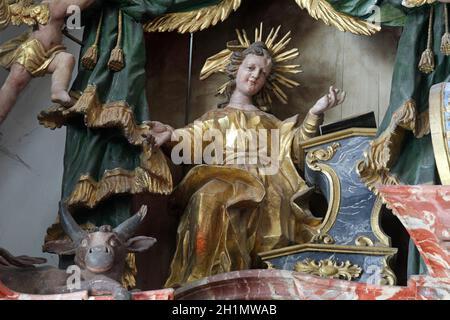 Der heilige Lukas der Evangelist, Statue am Altar in der Kathedrale von Annahme in Varazdin, Kroatien Stockfoto