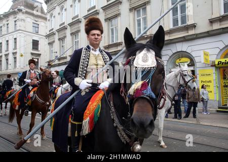 Die Parade von 70 Teilnehmern, dreißig Pferden und vierzig Mitgliedern einer Blaskapelle zum Hauptplatz wurde als nächstes angekündigt, der 300. Sinjska Alka in Zagreb Stockfoto