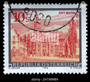 Briefmarke gedruckt in Österreich zeigt Wilten Abbey in Tirol aus der Serie Klöster und Abteien in Österreich, ca. 1988 Stockfoto