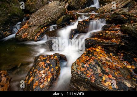 Kaskade bei den Dill Falls auf Tanasee Creek - Nantahala National Forest, Kanada, North Carolina, USA Stockfoto