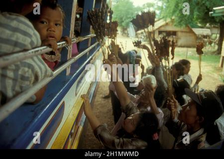 Menschen verkaufen Essen am Busbahnhof in der Stadt Pakse in der Provinz Champasak in Lao im Süden von Lao. Lao, Pakse, Juli 1996 Stockfoto