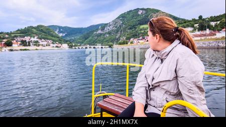 Historische Brücke über den Fluss Drina, berühmte Touristenattraktion, Visegrad, Bosnien und Herzegowina. Stockfoto