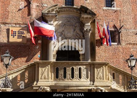 Danzig, Polen - 6. September 2020: Altes Rathaus in Danzig. Vordertür und Portal mit dem Wappen von Gdańsk Stockfoto