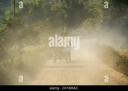 Eine Staubstraße im Dorf Huay Xai in Lao am Mekong-Fluss aus der Sicht im Nordwesten Laos in Lao. Lao, Huay Xay, November 2019 Stockfoto