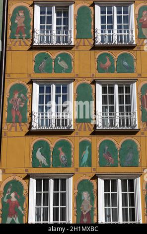 Danzig, Polen - 6. September 2020: Die Fassaden der restaurierten Patrizierhäuser von Gdańsk in Long Lane in der Altstadt Stockfoto