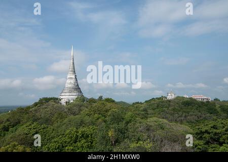 Die Architektur des Phra That Chom Phet auf dem Phra Nakhon Khiri Historical Park auf dem Khao Wang Hügel in der Stadt Phetchaburi oder Phetburi in t Stockfoto