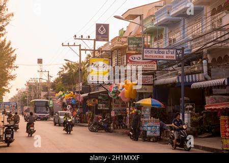 Die Strandstraße in der Stadt Cha am in der Provinz Phetchaburi in Thailand. Thailand, Phetburi, November 2019 Stockfoto