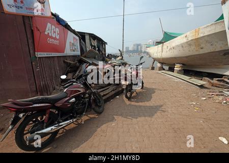 Motorzyklus im Colaba Fishing Village, am südlichen Ende der Stadt Mumbai, Indien, geparkt Stockfoto