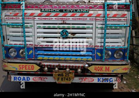 Typischer, farbenfroher, dekorierter Lastwagen in Kumrokhali, Westbengalen, Indien Stockfoto