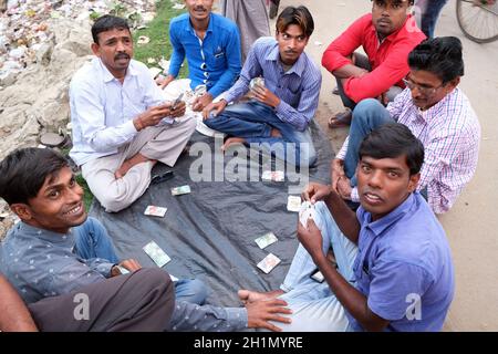 Männer, die in einem Dorf in Kumrokhali, Westbengalen, Indien Karten spielen Stockfoto