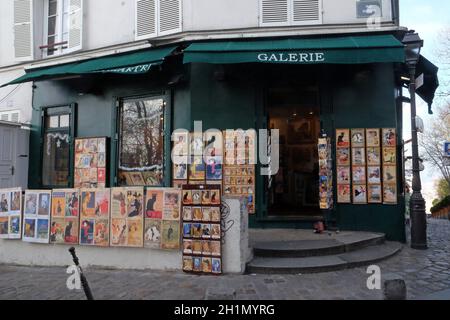 Alte Kunstdrucke zum Verkauf in Montmartre Galerie. Touristen sind auf Gemälden dargestellt für den Verkauf in Paris, Frankreich Stockfoto