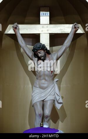 Kreuzigungsstatue an der katholischen Kathedrale des unbefleckten Herzens Mariens und der heiligen Teresa von Kalkutta in Baruipur, Westbengalen, Indien Stockfoto