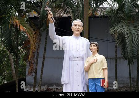 Denkmal für den kroatischen Jesuitenmissionar Ante Gabric vor der katholischen Kirche in Kumrokhali, Westbengalen, Indien Stockfoto