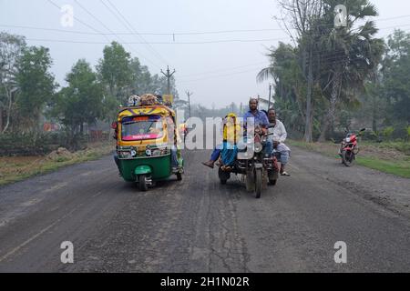 Indische Tricycle Motor Rikshaw mit Passagier, Kumrokhali, Westbengalen Stockfoto