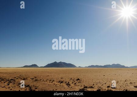 Afrikanische Landschaft, Namib mit Sonne und Text Freiraum. Stockfoto