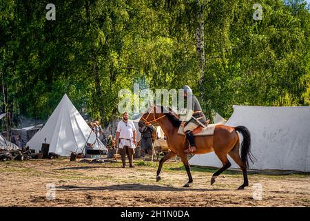 Cedynia, Polen, Juni 2019 Historische Nachstellung des slawischen oder Wikinger Stammzeltes, mit Reiter und Dorfbewohnern aus dem 11. Jahrhundert Stockfoto