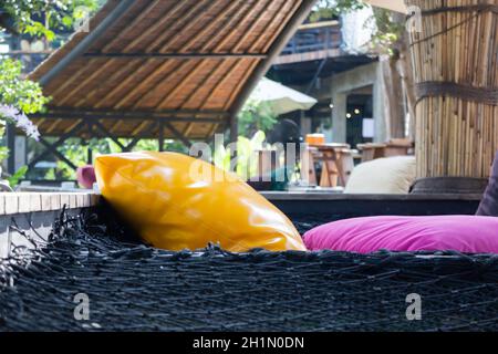 Bunte Kissen auf Netzsitz in der Natur, Stock Foto Stockfoto