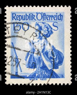 Briefmarke gedruckt in Österreich zeigt Bild Frau in nationalen österreichischen Kostüme, Wien, 1853, Serie, ca. 1951 Stockfoto