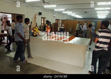 Die Pilger beten am Grab von Mutter Teresa in Kolkata, West Bengal, Indien Stockfoto