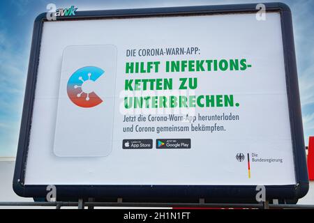 WETZLAR, DEUTSCHLAND - 2020-11-08 Anzeige der offiziellen CORONA-App der Bundesregierung auf einer großen Plakatwand Stockfoto