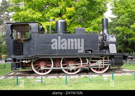 Como, Italien - 03. Mai 2017: Alte Dampflokomotive erhalten und in einem öffentlichen Park in Como am Comer See ausgestellt. Stockfoto