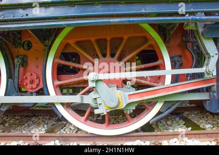 Fragment der alten Dampflokomotive erhalten und auf dem Display in einem öffentlichen Park in Como am Comer See. Stockfoto