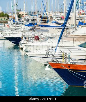 Seitenansicht von Yachten und Motorbooten in der Marina von Larnaca, hellen sonnigen Tag, Zypern Stockfoto