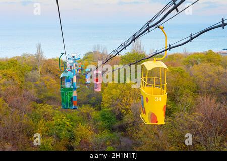 ODESSA, UKRAINE - 26. NOVEMBER 2020: Blick auf eine berühmte Seilbahn in Odessa mit dem Meer im Hintergrund. Stockfoto