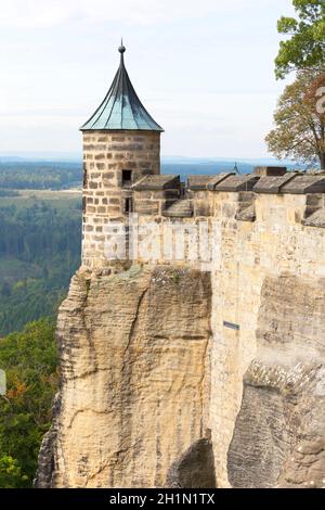 Mittelalterliche Festung Königstein, gelegen auf einem felsigen Hügel über der Elbe in der Sächsischen Schweiz, Königstein, Deutschland Stockfoto
