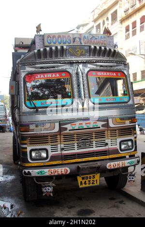 In der Nähe des Kolkata Blumenmarktes wartet ein alter rostiger Lastwagen auf eine neue Ladung Stockfoto