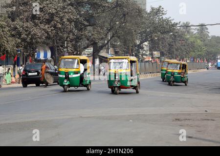 In Kalkutta fährt ein privates Auto-Rikscha-Tuk-Tuk-Tuk-Taxi die Straße hinunter Stockfoto