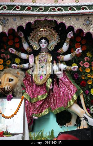 Göttin Durga. Die Göttin Durga ist unter den hinduistischen Bengalen beliebt und wird von ihren hingebungsvollen Anhängern mit Begeisterung verehrt. Kalkutta, Indien. Stockfoto