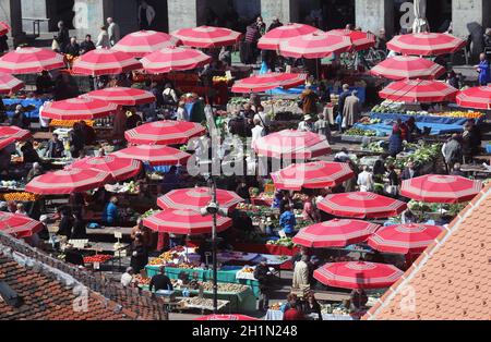 Luftaufnahme der Dolac-markt mit Sonnenschirmen und frisches Obst und Gemüse abgedeckt, Zagreb, Kroatien. Stockfoto