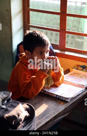 Kinder in der Schule. Der Name der Schule ist der Name des berühmten kroatischen Missionars Pater Ante Gabric in Kumrokhali, Westbengalen, Indien. Stockfoto