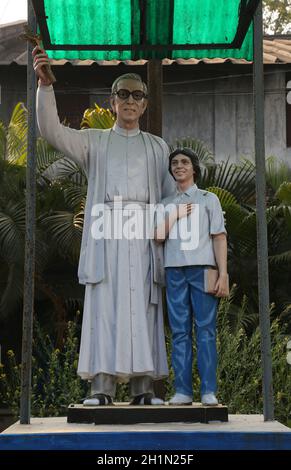 Denkmal der kroatischen Jesuitenmissionar Ante Gabric vor der Katholischen Kirche in Kumrokhali, West Bengal, Indien Stockfoto