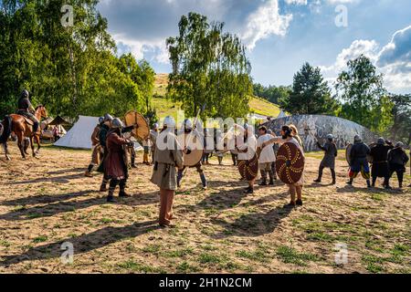 Cedynia, Polen, Juni 2019 Historische Nachstellung der Schlacht von Cedynia, Krieg oder Kampf zwischen zwei Stämmen um die Kontrolle über Territorium und Einfluss Stockfoto